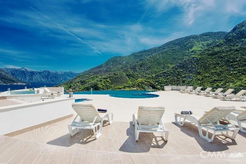 Luxury 1 Bedroom Apartment With Cozy Garden D2-2 In Morinj Kotor Exterior photo