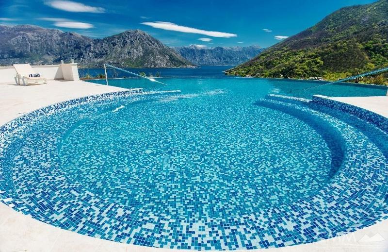 Luxury 1 Bedroom Apartment With Cozy Garden D2-2 In Morinj Kotor Exterior photo