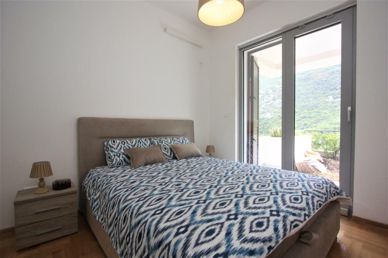 Luxury 1 Bedroom Apartment With Cozy Garden D2-2 In Morinj Kotor Exterior photo